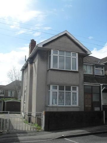  Image of 4 bedroom House Share to rent in Toronto Road Horfield Bristol BS7 at Horfield Bristol Horfield, BS7 0JR
